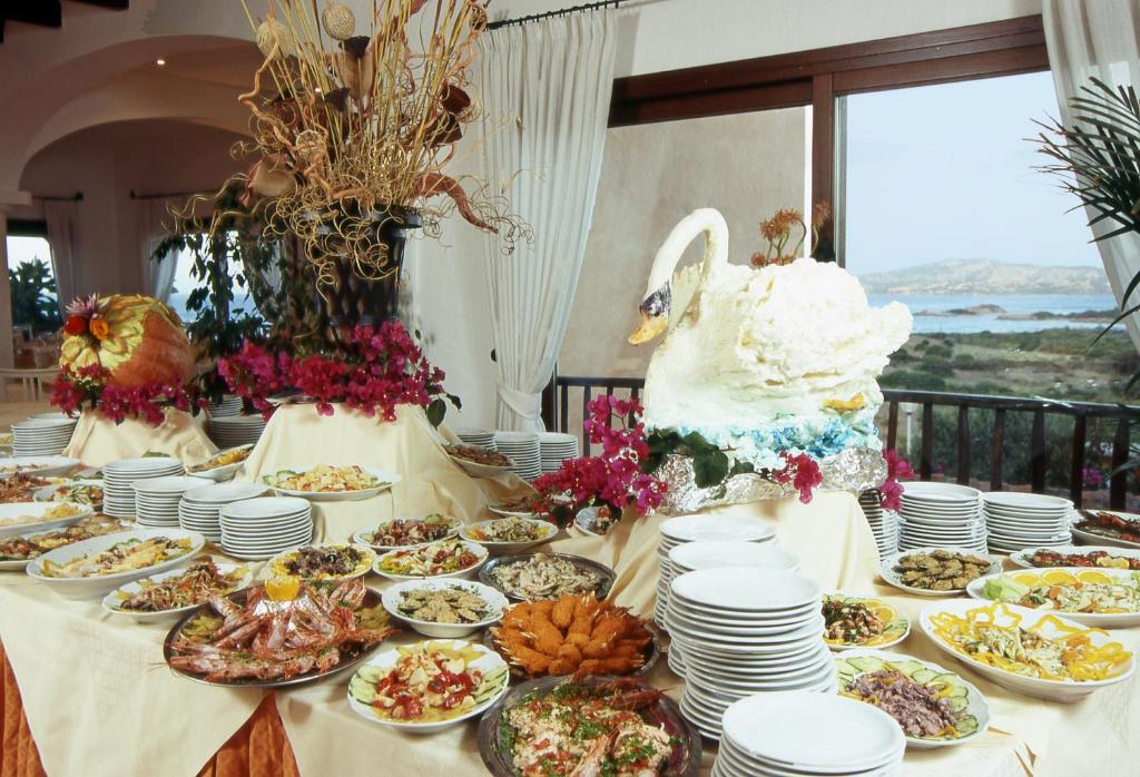 Viesnīcas Stelle Marine grezns bufetes galds ar ēdieniem un skatu uz jūru.