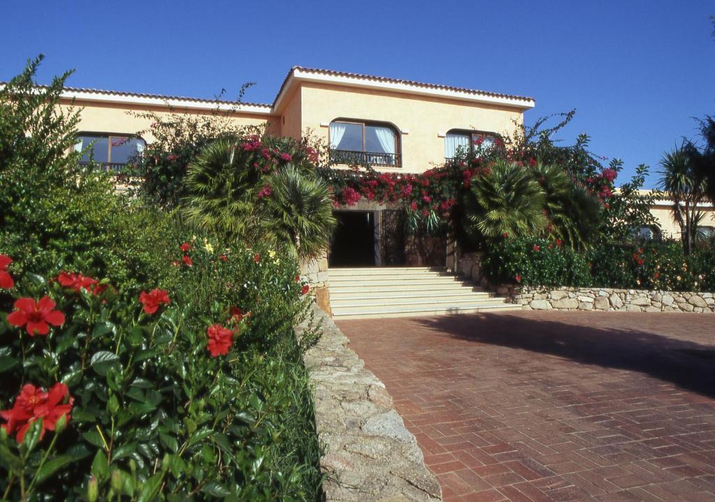 Hotel Stelle Marine ēka ar ziedu apstādījumiem