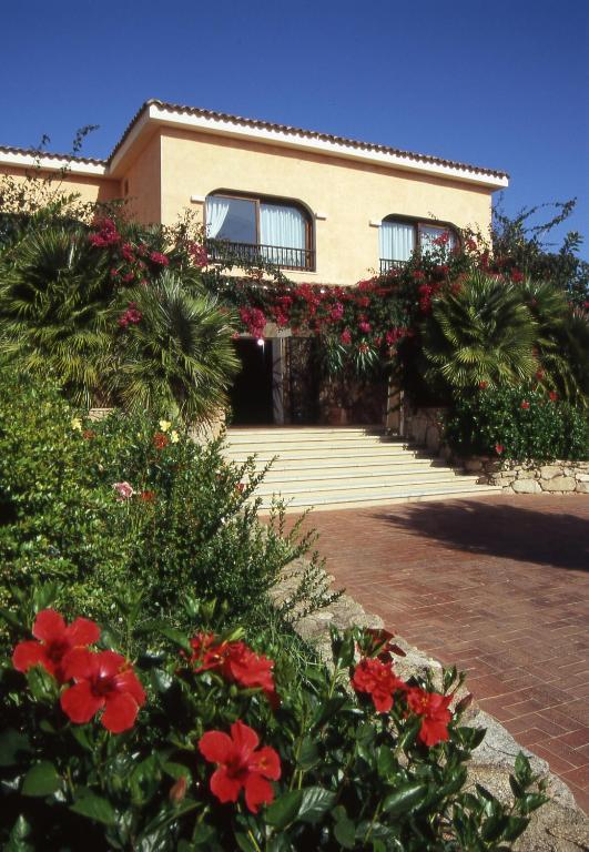 Hotel Stelle Marine fasāde ar sarkaniem hibiskiem priekšplānā