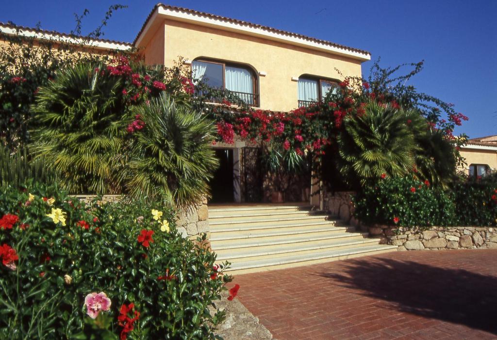 Hotel Stelle Marine fasāde ar zaļumiem un ziediem