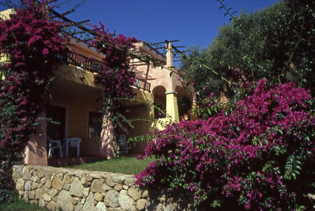 Hotel Stelle Marine ārpuse ar ziedu pārklājumu.