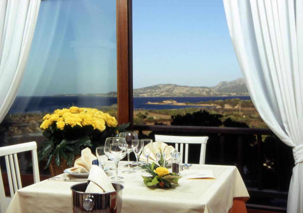 Hotel Stelle Marine restorāns ar skatu uz piekrasti