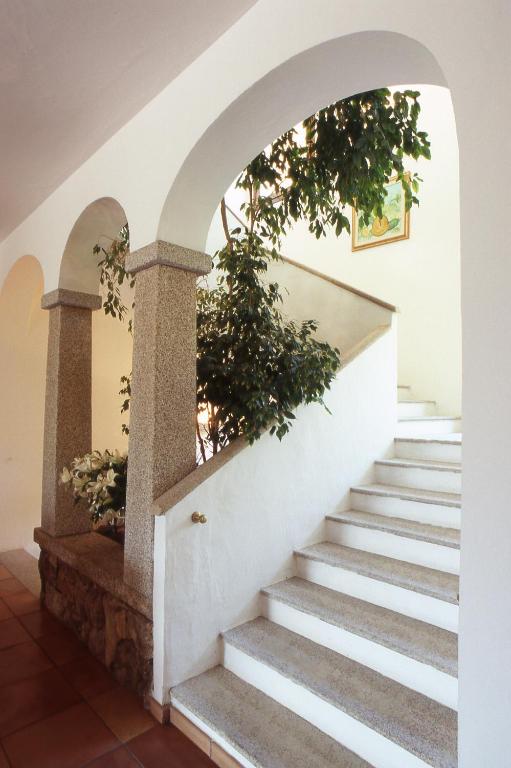 Hotel Stelle Marine elegantas kāpnes ar arku dizainu.