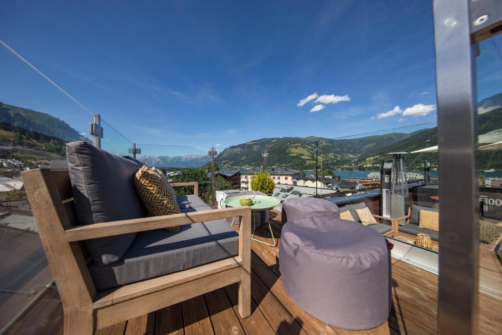 Terases zona ar moderniem, ērtiem krēsliem un skatu uz kalniem un zilo debesu fona. Ideāla vieta relaksācijai un baudīšanai.