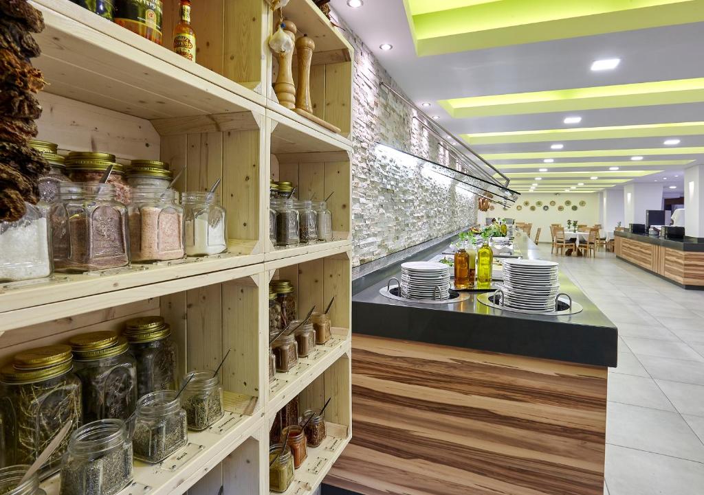 Mūsdienīgs restorāns ar koka plauktiem, kas piepildīti ar garšvielām un traukiem, kā arī elegantu ēdienu uzkodu zonas dizainu. Rūpīgi izstrādāta interjera apgaismošana un akmens sienas akcentē modernu atmosfēru.
