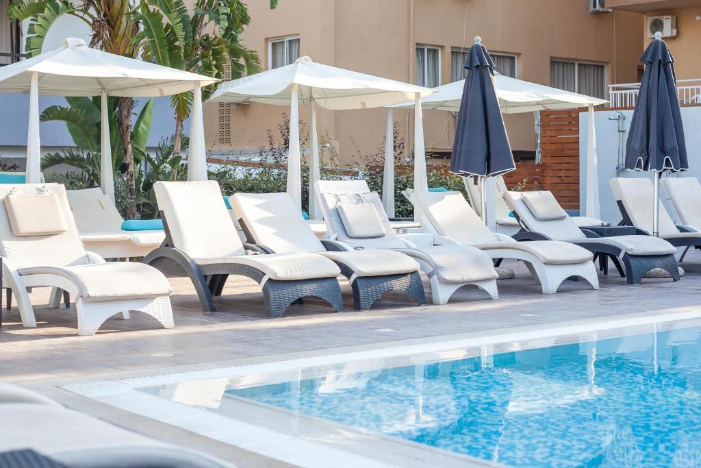 Peldbaseins un sauļošanās krēsli Sunny Days Hotel-Apartments