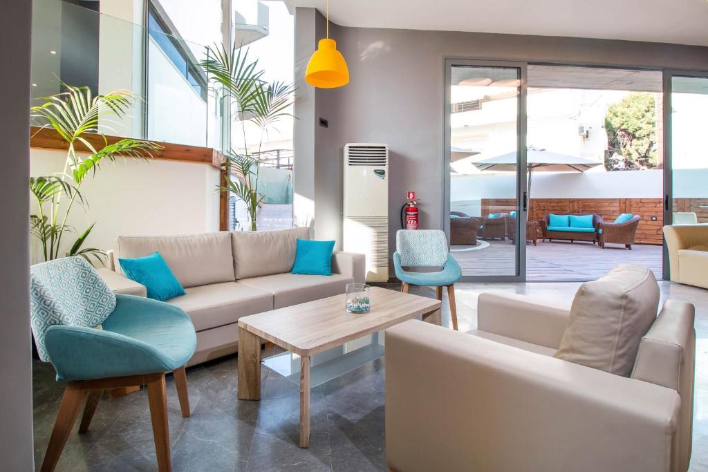 Mūsdienīgs viesnīcas Sunny Days Hotel-Apartments viesistaba ar ērtām mēbelēm.