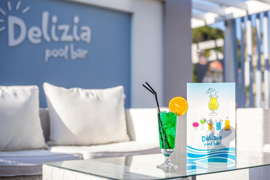 Veselīgs kokteilis pie Delizia pool bar, Sunny Days Hotel-Apartments.
