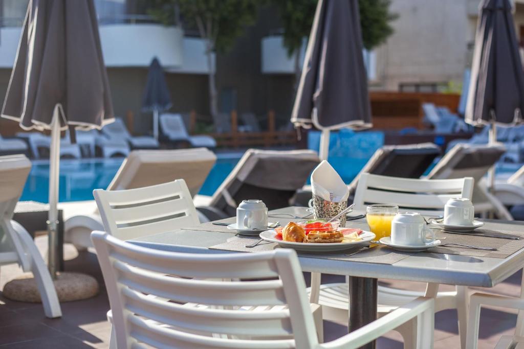 Brokaļi un dzērieni pie baseina Sunny Days Hotel-Apartments