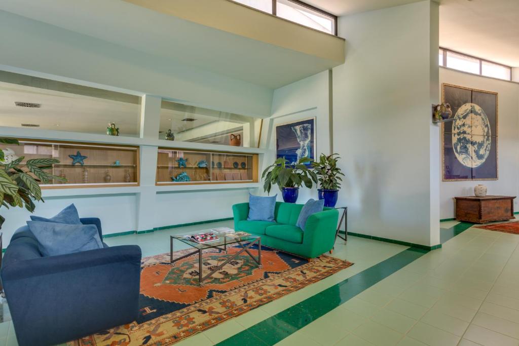 Rada Siri Hotel vestibilā ar modernu un mājīgu interjeru.