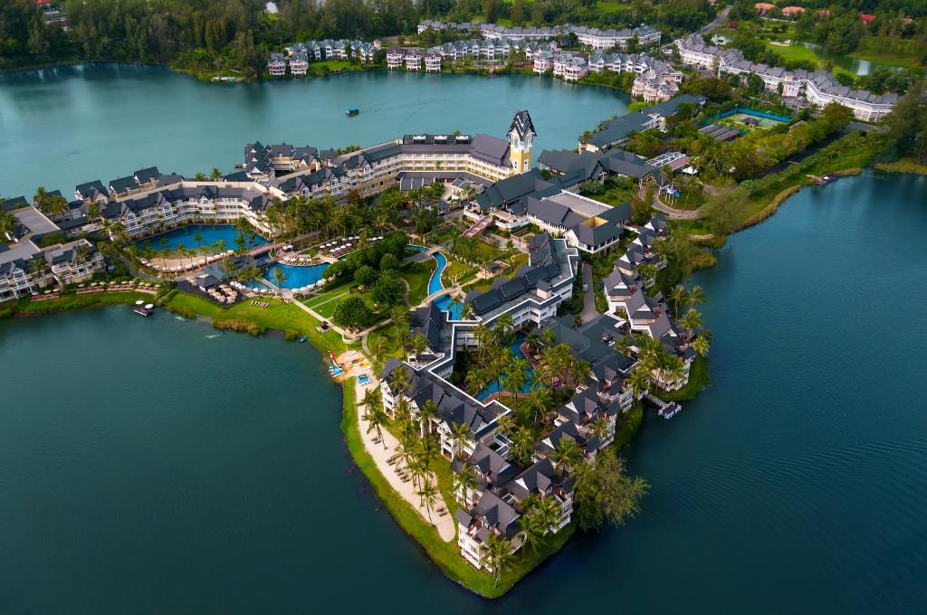 Angsana Laguna Phuket viesnīca ar skaistiem baseiniem piekrastē