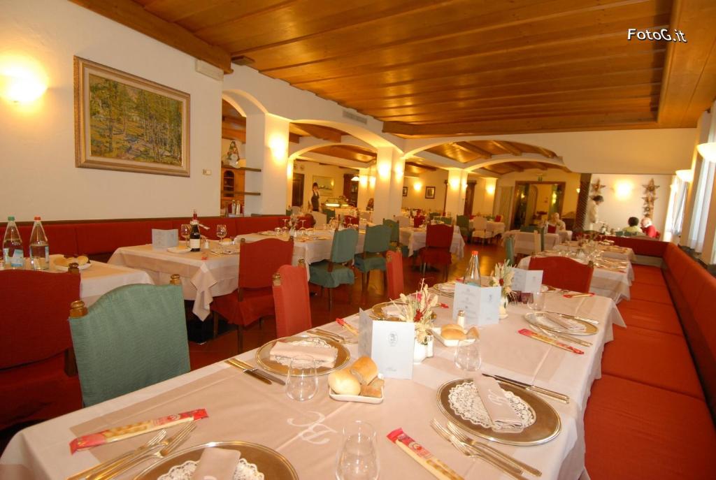 Elegants restorāns ar gaumīgi klātiem galdiem, siltu apgaismojumu un koka griestiem, kas rada mājīgu atmosfēru. Ideāla vieta gastronomiskām baudām un svinībām.