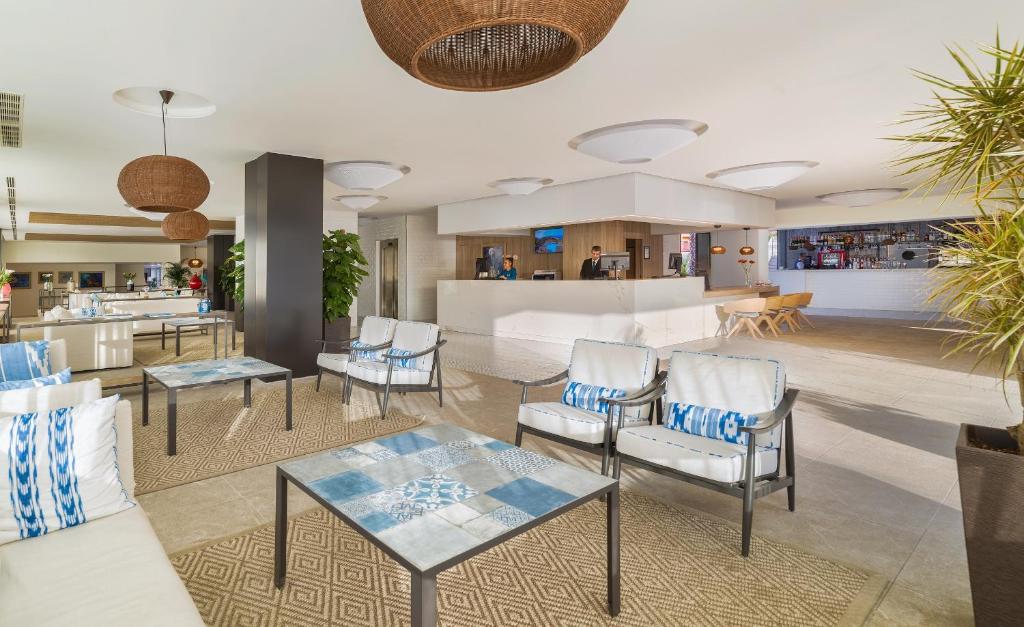 Mūsdienīgs viesnīcas vestibils ar ērtām sēdvietām, stilīgiem galdiem un draudzīgu apkalpošanu pie reģistratūras. Telpā ir daudz dabiskās gaismas un zaļumu, kas rada relaksējošu atmosfēru.