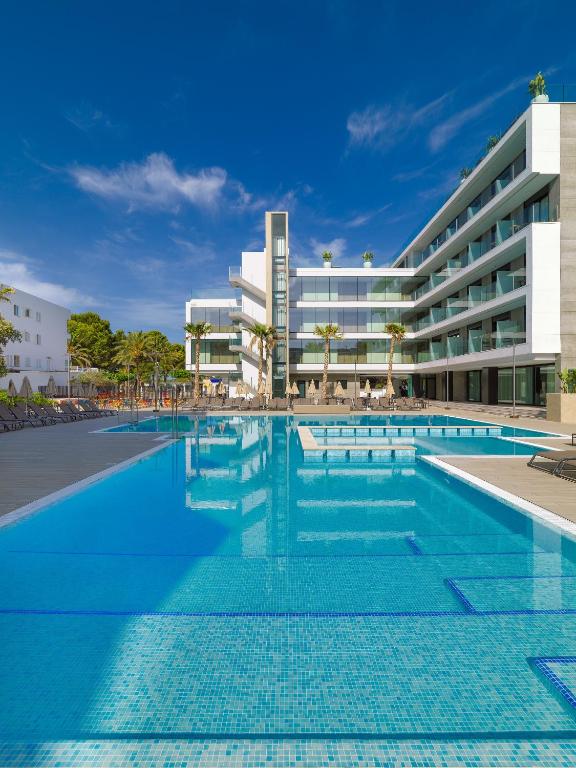 Mūsdienīgs viesnīcas komplekss ar plašu baseinu un saulainu zilu debesu fonu, ideāls atpūtai un relaksācijai. Palmām apzaļumots apkārtējais laukums pie baseina piedāvā komfortablu atmosfēru.