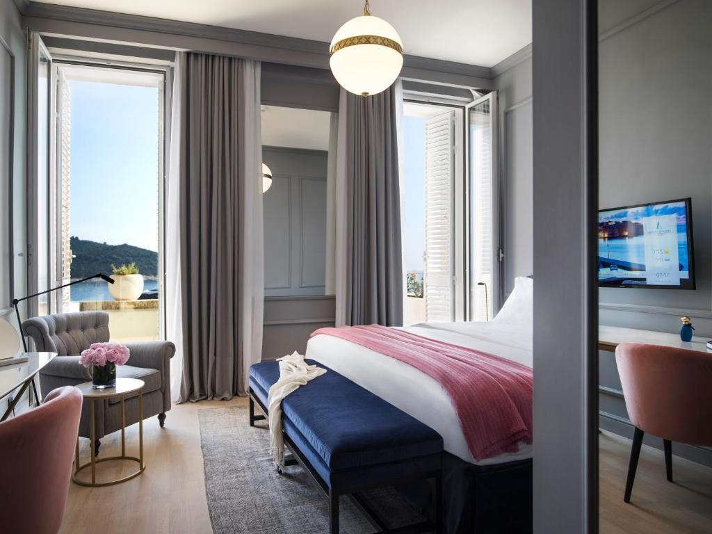 Mūsdienīgs viesnīcas numurs ar plašiem logiem, kas sniedz skatu uz dabu. Interjers ir elegants, ar stilīgām mēbelēm un patīkamu apgaismojumu.