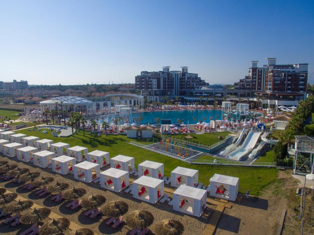 Peldbaseins un atpūtas zona viesnīcā, apkārt palmām un sauļošanās gultām, ar slidkalniņiem un pludmales kabīnēm. Ideāla vieta atpūtai un izklaidei.