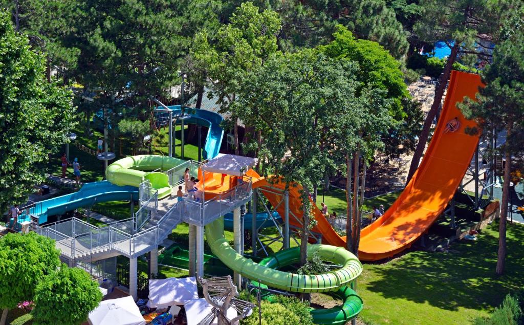 Aizraujošs ūdens atrakciju parks ar dažādiem slidkalniņiem, ieskaitot zaļu un oranžu trasi, kas vijas cauri kokiem. Ideāla vieta vasaras izklaidei un atpūtai.