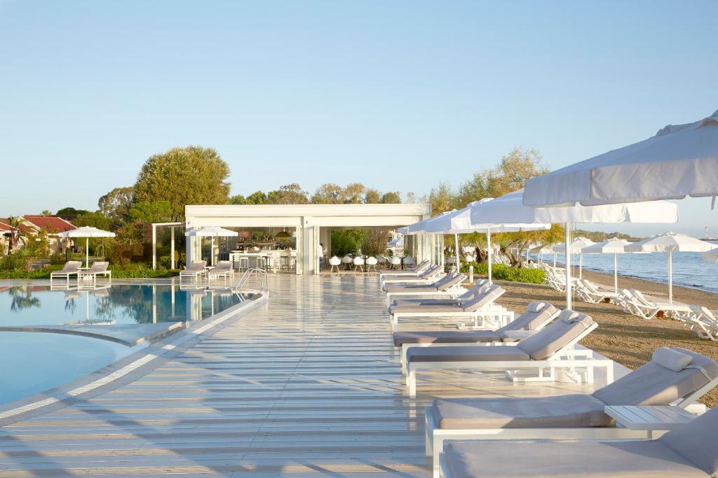 Pludmales kūrorts ar baseinu un saules gultām, kas izvietotas gar ūdens malu, radot relaksējošu atmosfēru. Balti saulessargi un mūsdienīga arhitektūra harmonizē ar apkārtējo dabu.