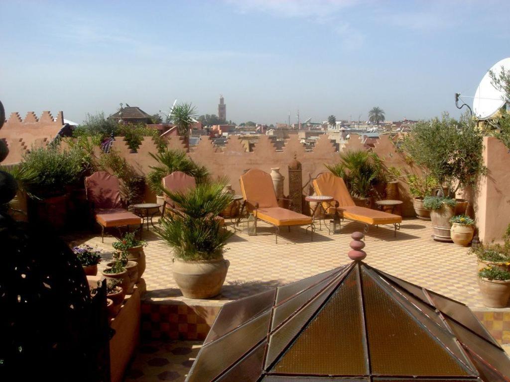 Saulaina terase ar ērtām pludmales krēsliem un dekoratīvām augu podiem, kas piedāvā skatu uz pilsētas ainavu. Ideāla vieta relaksācijai un atpūtai.