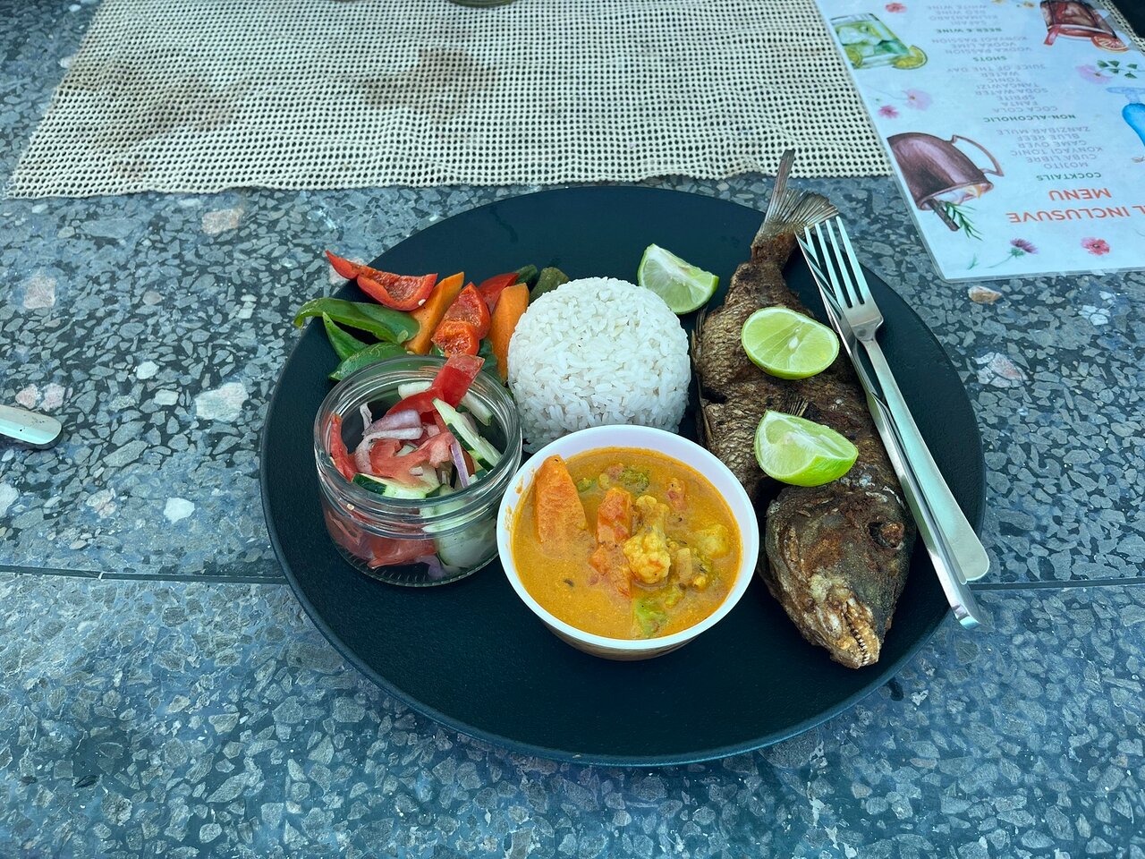 Zivju ēdiens ar rīsiem un dārzeņiem restorānā The One Resort Zanzibar.