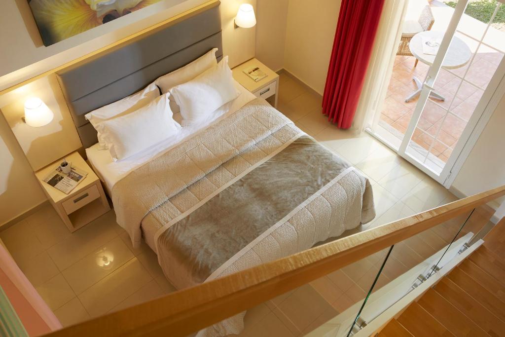 Mūsdienīgs viesnīcas numurs ar ērtu gultu, siltām krāsām un dabīgu apgaismojumu, kas rada patīkamu atmosfēru. Numurā ir pieejami moderni aksesuāri un terase.