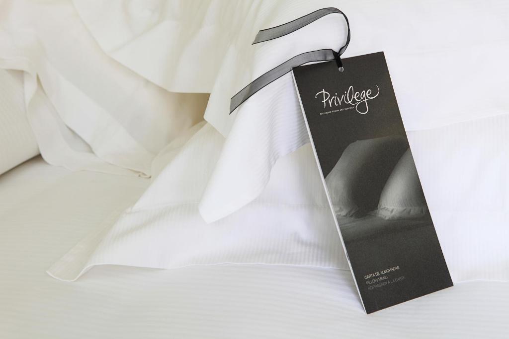 Elegants gultas piederumu zīmols 