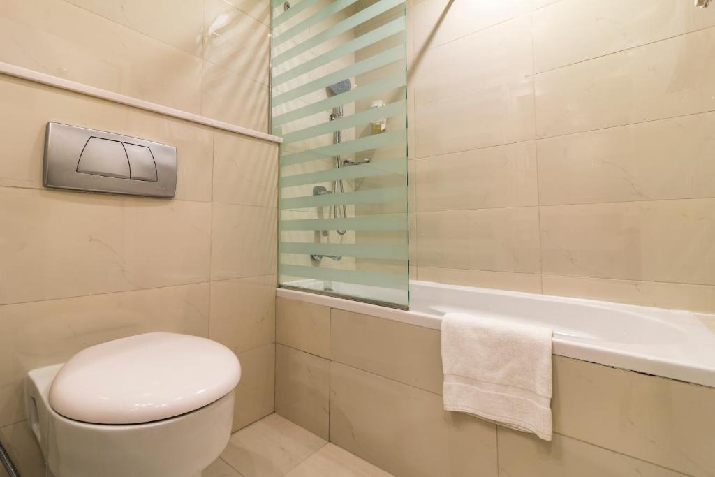 Vannas istaba Citymax al Barsha viesnīcā ar dušu un vannu.