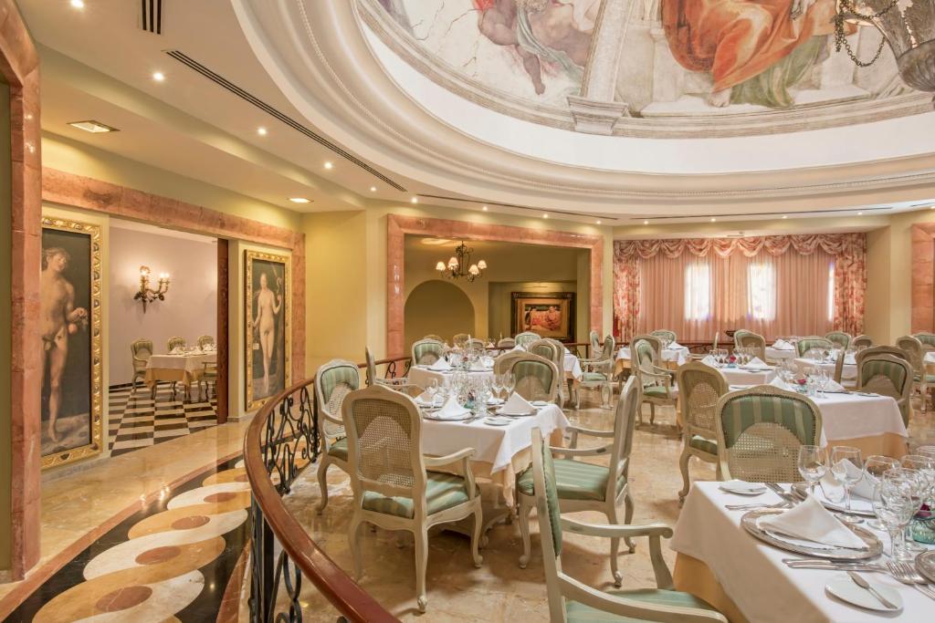 Elegants restorāns ar izsmalcinātu interjeru, dekorēts ar freskām un gleznām, piedāvā elegantas maltītes. Gaisma un dekors rada patīkamu atmosfēru.