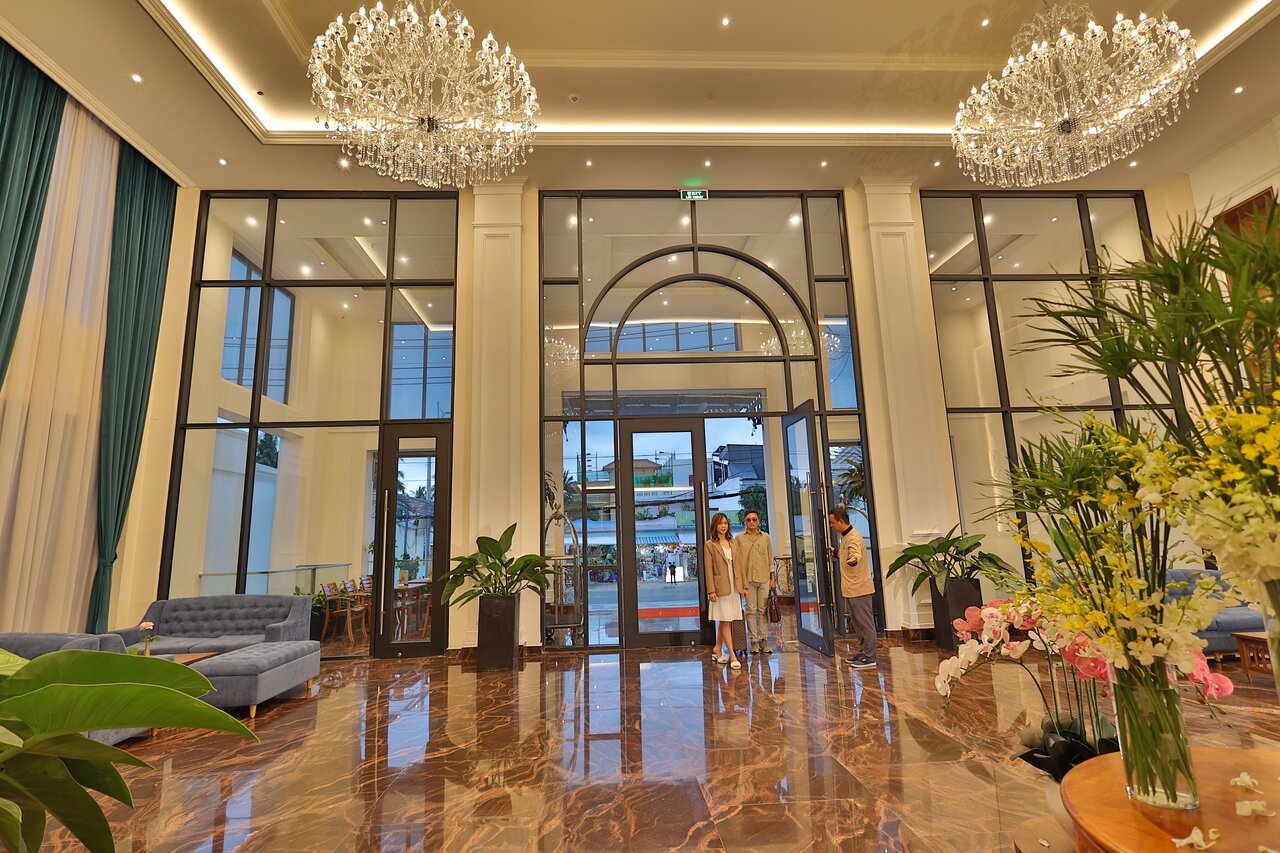 Vipol Muine Hotel & Spa elegant foyer with chandeliers and marble floors.