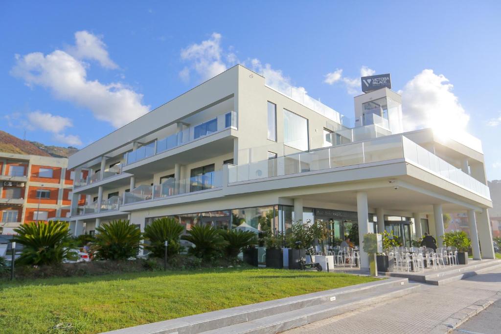 Moderns viesnīcas ēkas dizains ar plašiem balkoniem un zaļo ainavu priekšā, kas rada viesmīlīgu atmosfēru. Ideāls galamērķis atpūtai un relaksācijai.