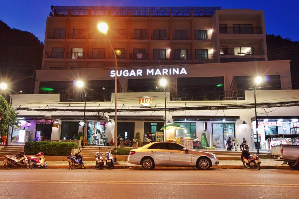 Sugar Marina Resort Cliffhanger Aonang piekrastē, nakts skats ar apgaismoto fasādi.