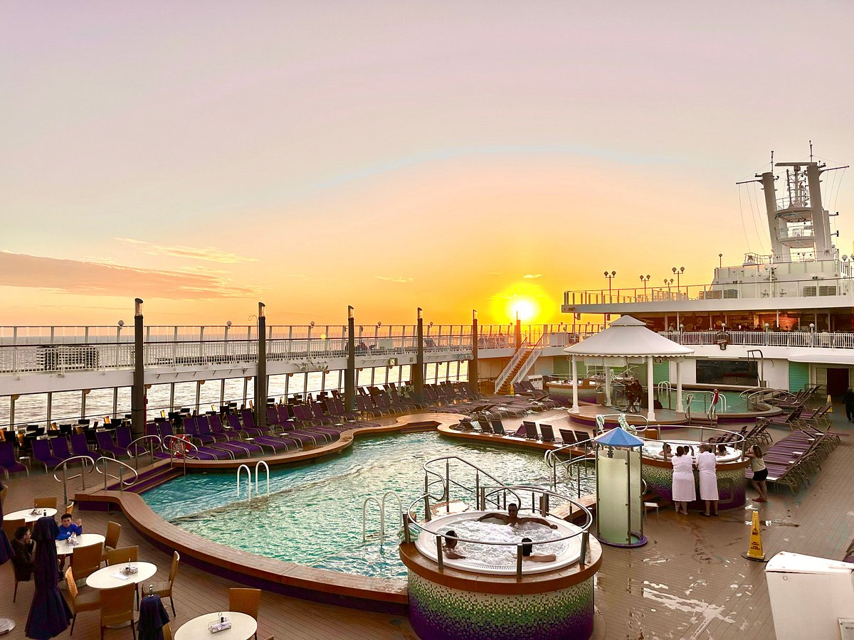 Norwegian Pearl klāja baseins – saulriets un relaksācija Vanilla Travel kruīzā