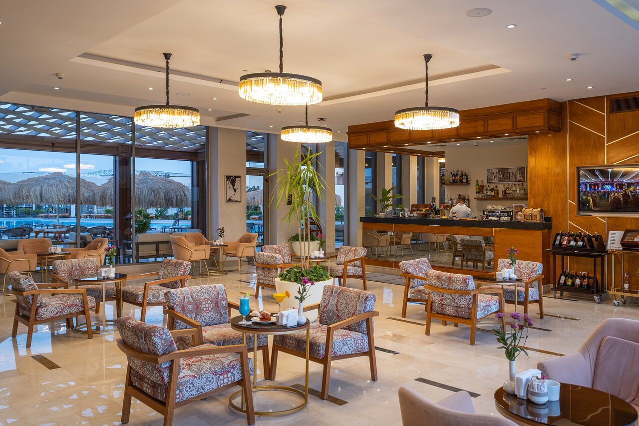 Xanadu Club Makadi Bay elegantas atpūtas zona ar bāru.