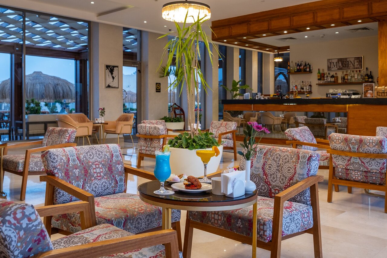 Xanadu Club Makadi Bay viesnīcas atpūtas telpa ar kokteiļiem uz galda