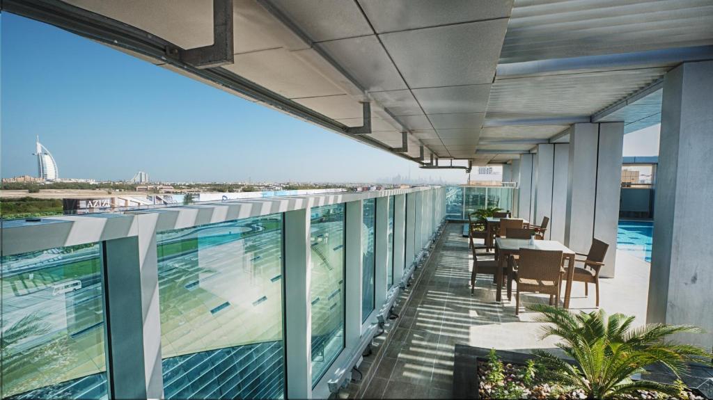 Rose Park Hotel Al Barsha terase ar skatu uz pilsētu un jūru