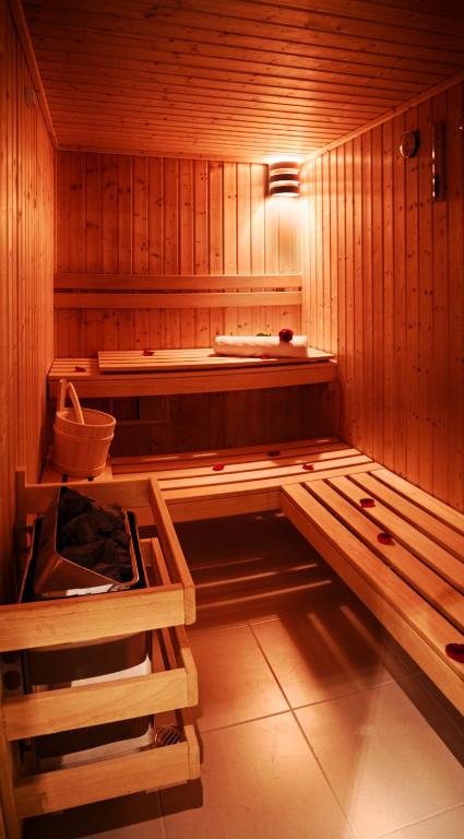 Sauna Rose Park Hotel Al Barsha ar koka interjeru un relaksējošu atmosfēru.