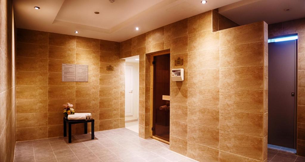 Rose Park Hotel Al Barsha sauna telpa ar mierīgu apgaismojumu.