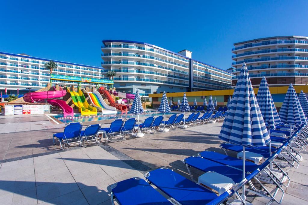 Vasaras atpūtas komplekss ar peldbaseinu un ūdens slidkalniņiem, daudzas šūpuļkrēslu rindas ar zilo un baltu svītru saulessargiem. Ideāla vieta ģimenēm un atpūtai.