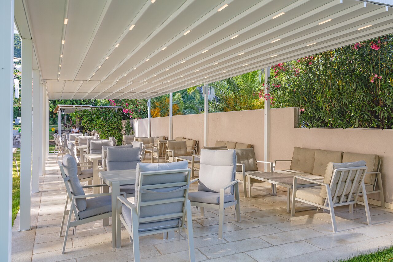 Viesnīcas Hotel Tara terase ar ērtām sēdvietām