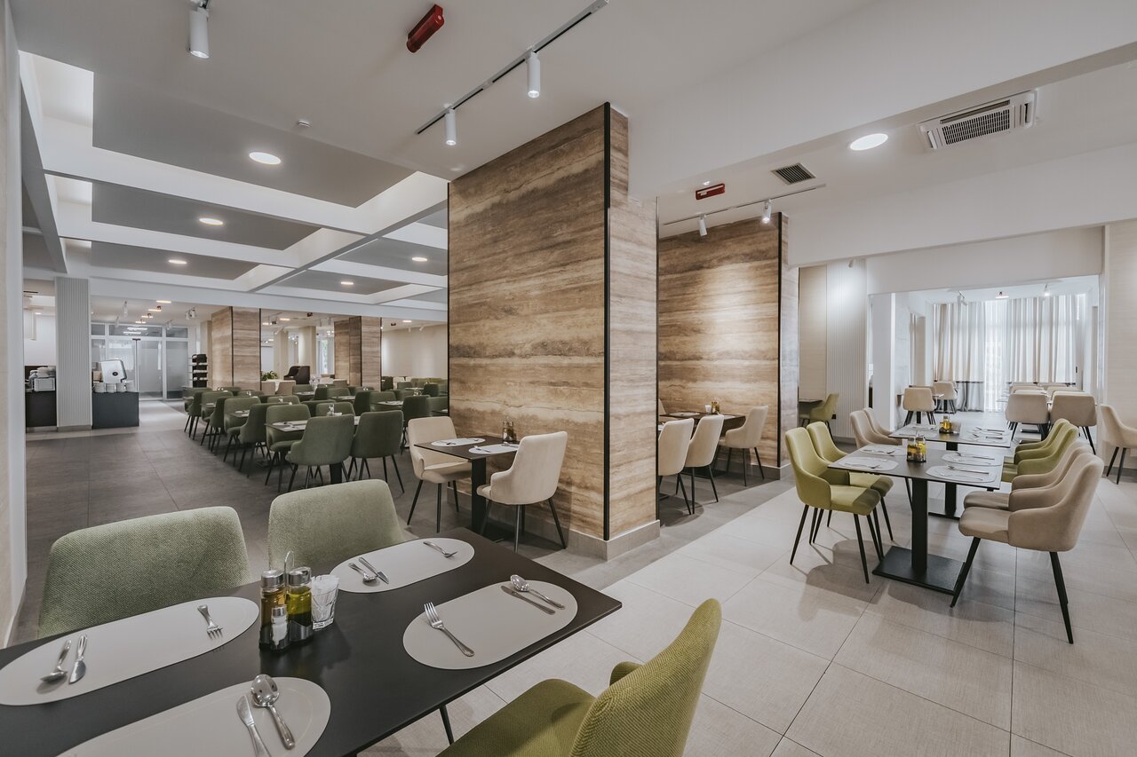 Mūsdienīgs restorāns viesnīcā Hotel Tara