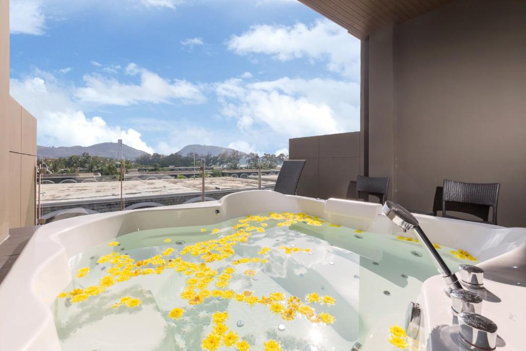 Luksusa jacuzzi ar ziedlapiņām, kas peld virspusē, ar skatu uz kalniem un debesīm. Ideāla vieta relaksācijai un atpūtai.