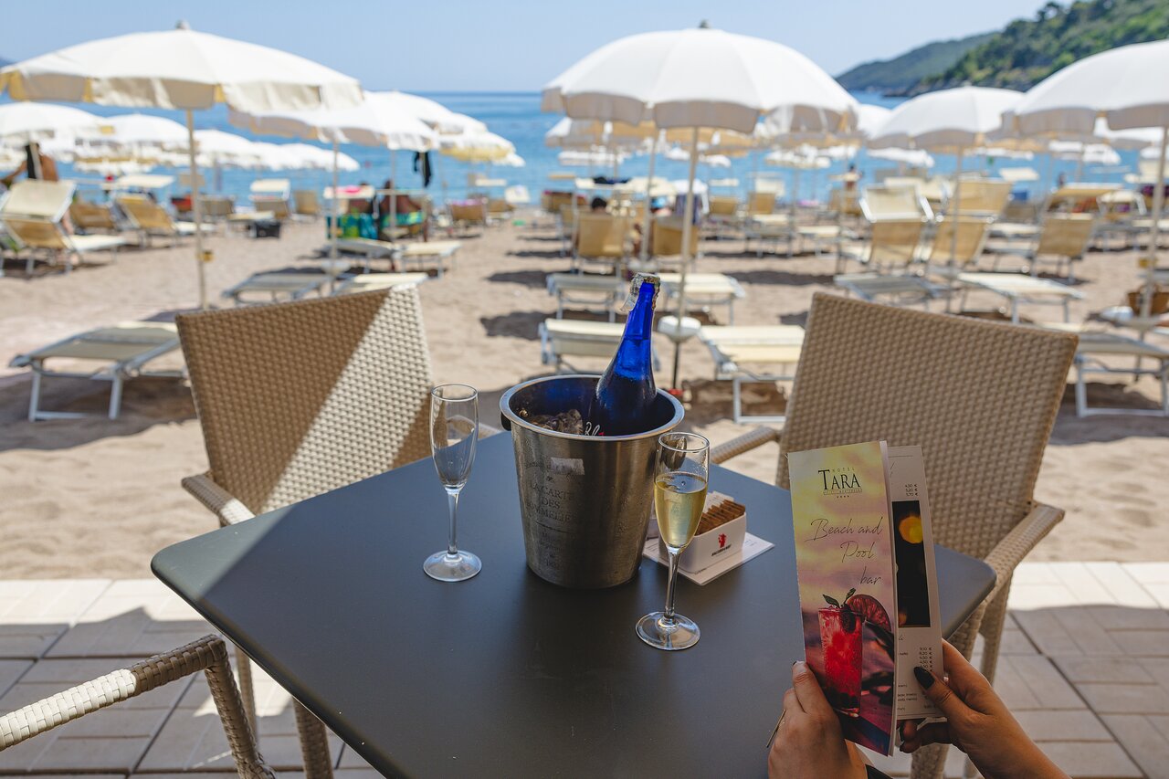 Pludmales terase ar dzērieniem viesnīcā Hotel Tara.