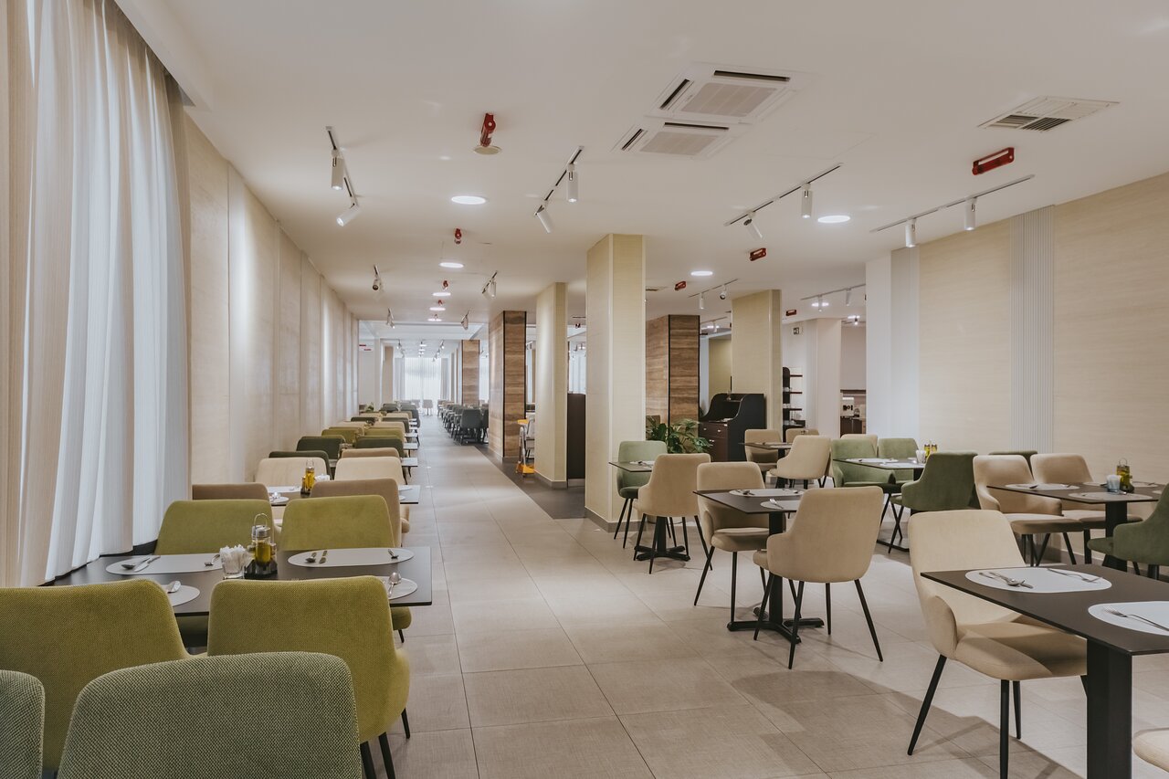 Hotel Tara restorāns ar elegantu interjeru un modernām mēbelēm.