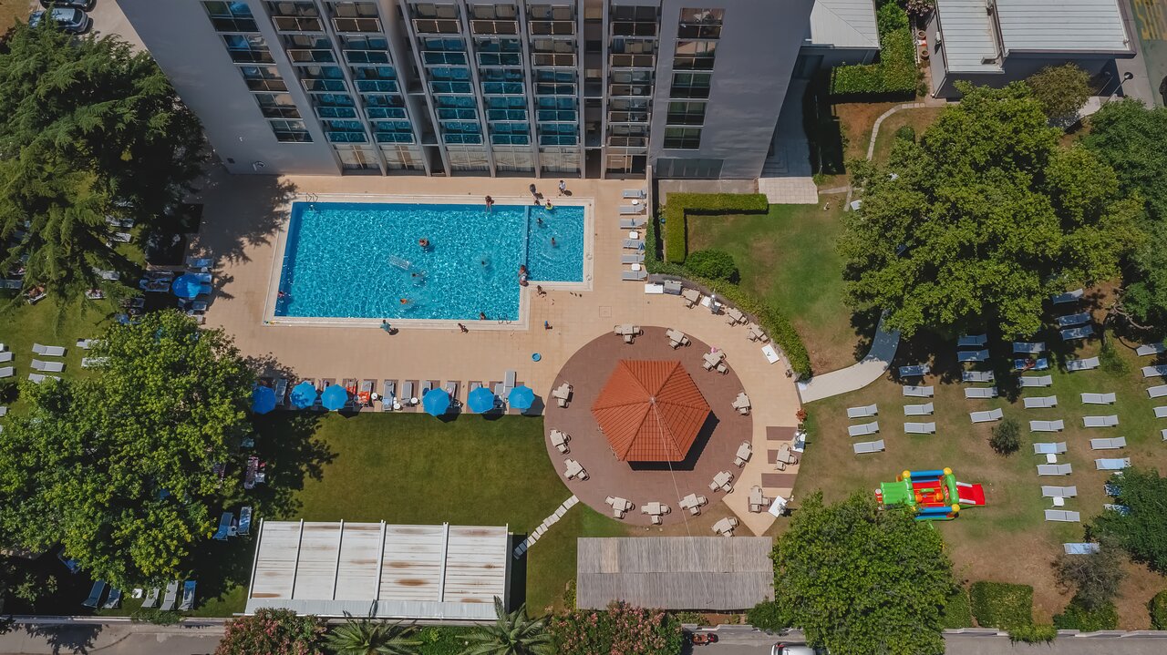 Hotel Tara baseins ar apkārtni un dārzu