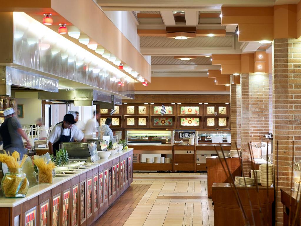 Restorāns viesnīcā Knossos Royal ar atvērtu virtuvi un gardiem ēdieniem.