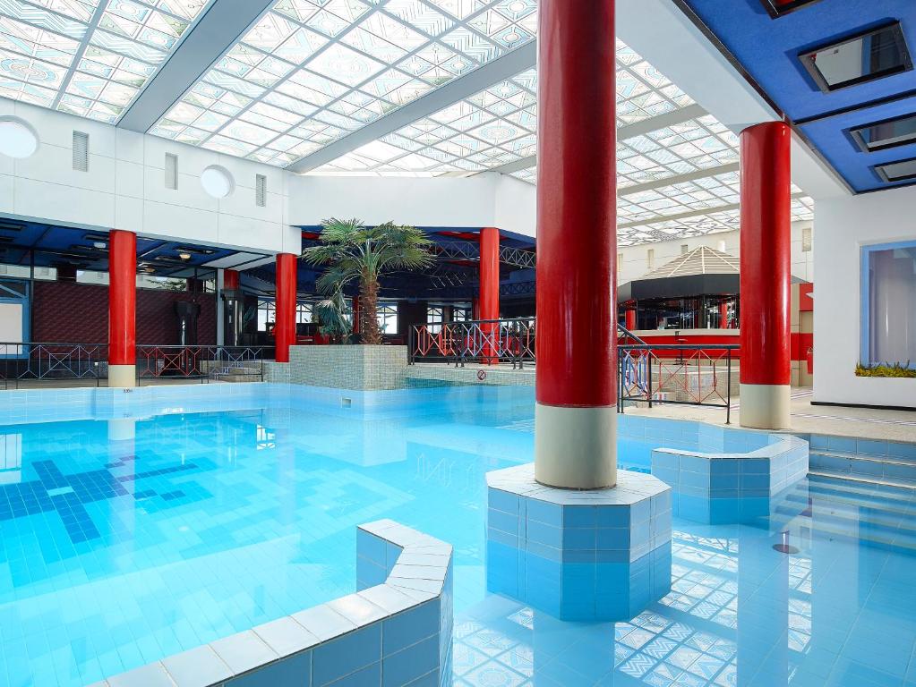 Iekštelpu baseins viesnīcā Knossos Royal ar modernu dizainu