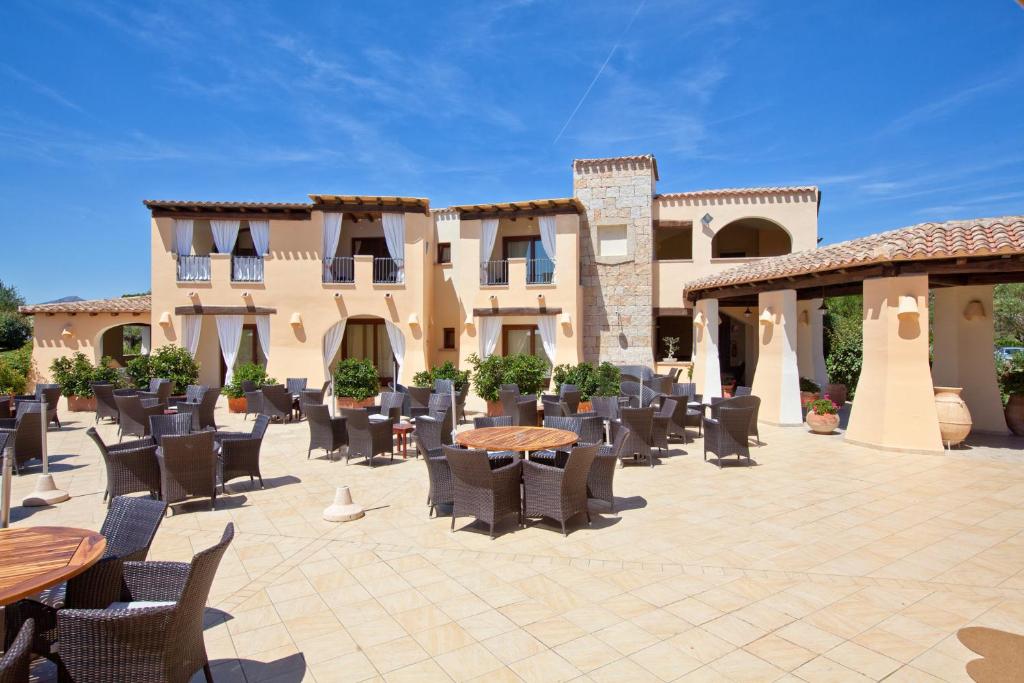 Baia del Porto terase ar āra mēbelēm saulainā dienā