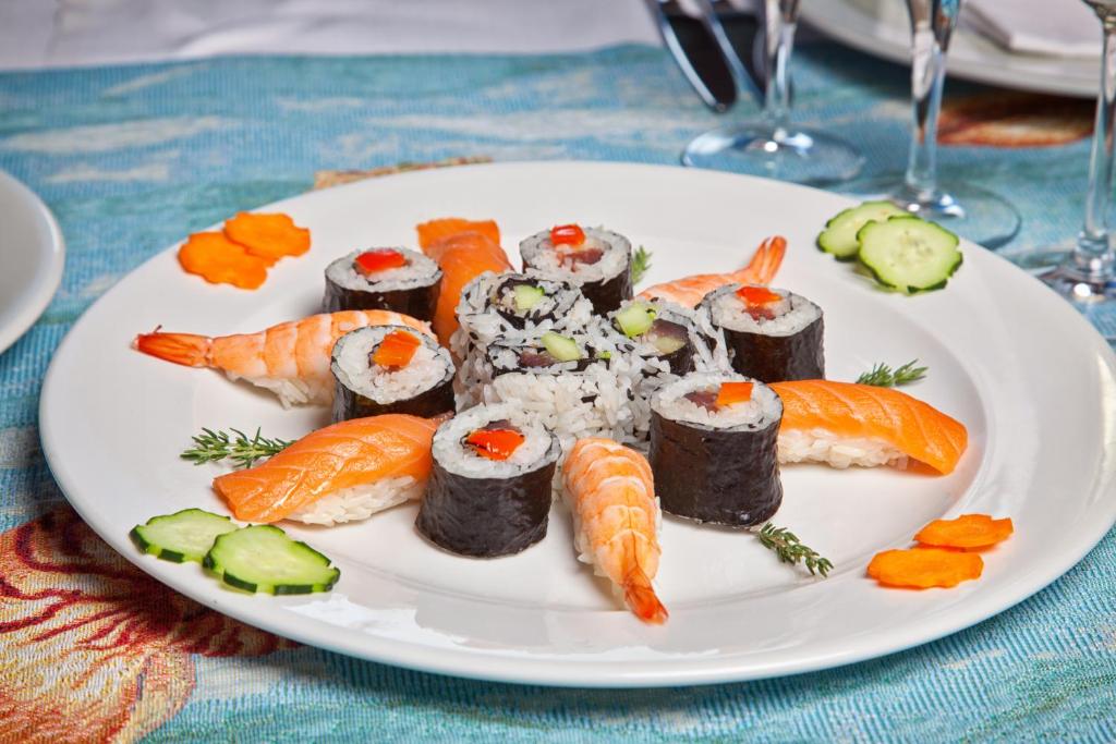 Garda suši porcija Baia del Porto restorānā.