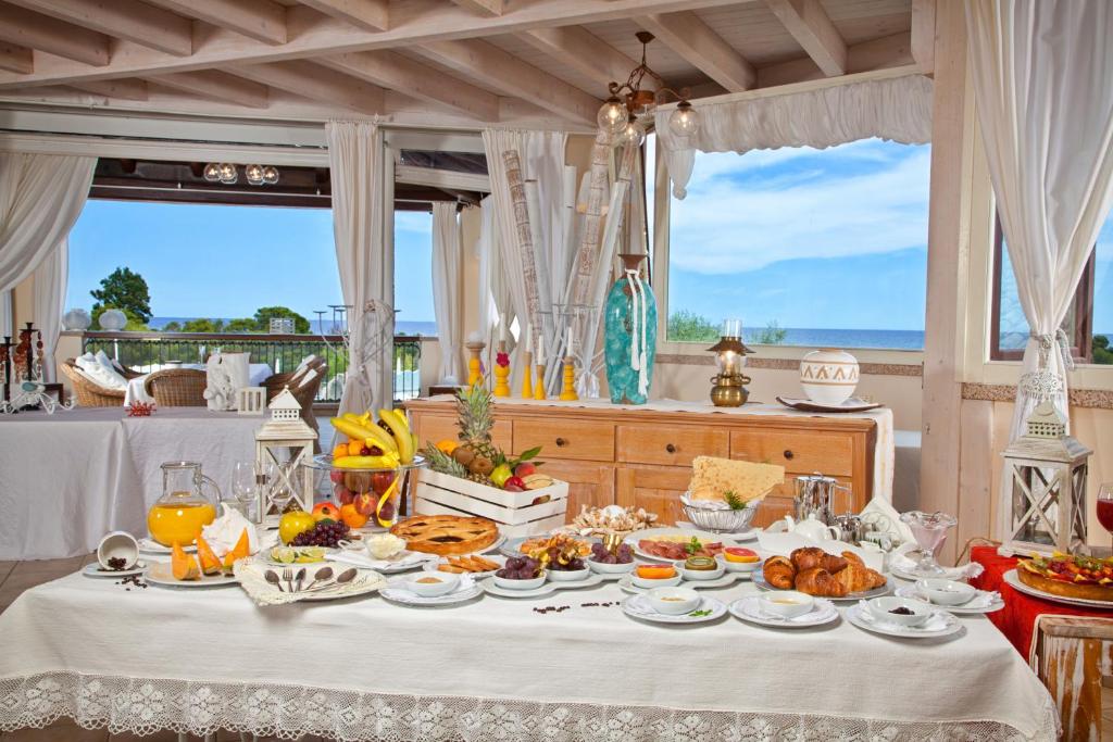 Baia del Porto viesnīcas brokastu bufete ar skatu uz jūru.