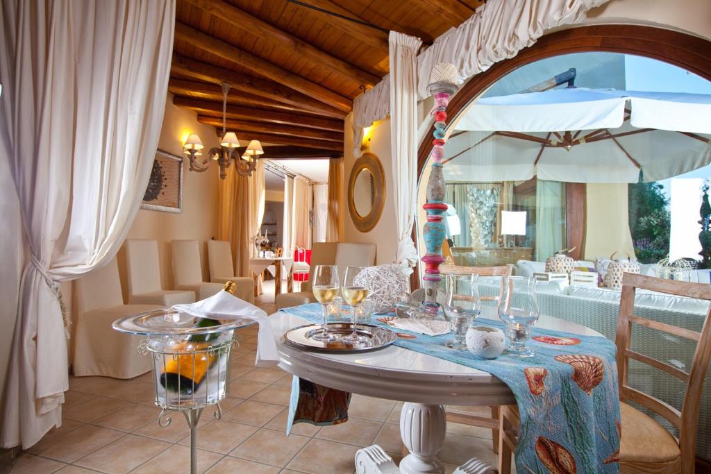 Elegants restorāns Baia del Porto ar vīna glāzēm un dekoriem.